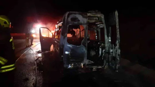 Seyir halindeki minibüs alev alev yandı