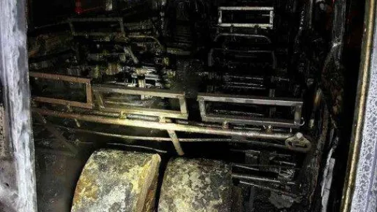 Seyir halindeki minibüs alev alev yandı