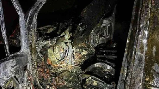 Seyir halindeki minibüs alev alev yandı