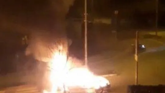 Seyir halindeki otomobil alev alev yandı