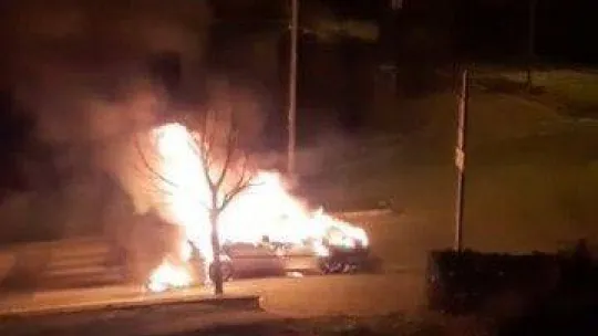 Seyir halindeki otomobil alev alev yandı