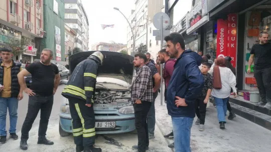 Seyir halindeki otomobilde yangın çıktı