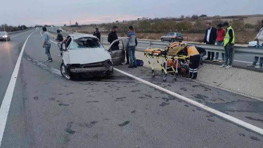 Seyir halindeyken lastiği patlayan araç takla attı: 2 yaralı