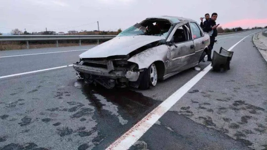 Seyir halindeyken lastiği patlayan araç takla attı: 2 yaralı