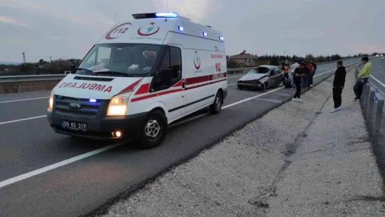 Seyir halindeyken lastiği patlayan araç takla attı: 2 yaralı