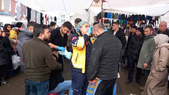 Seyyar satıcıların falçatalı sopalı kavgası pazarı karıştırdı: Baba oğul yaralandı