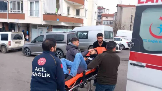 Seyyar satıcıların falçatalı sopalı kavgası pazarı karıştırdı: Baba oğul yaralandı