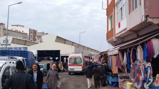 Seyyar satıcıların falçatalı sopalı kavgası pazarı karıştırdı: Baba oğul yaralandı