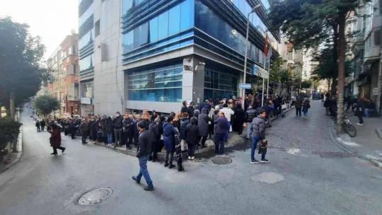 SGK binaları önünde EYT kuyruğu