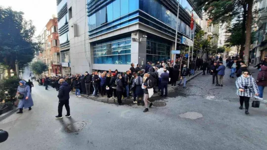 SGK binaları önünde EYT kuyruğu