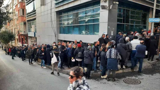 SGK binaları önünde EYT kuyruğu