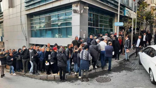 SGK binaları önünde EYT kuyruğu