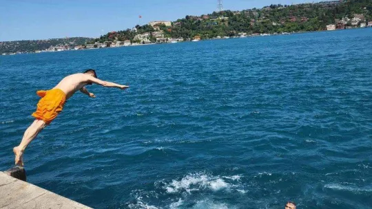 Sıcaktan bunalan İstanbullular soluğu sahillerde aldı