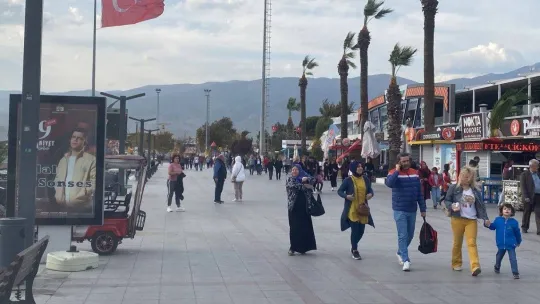 Şiddeti yükselen lodos vatandaşlara zor anlar yaşattı