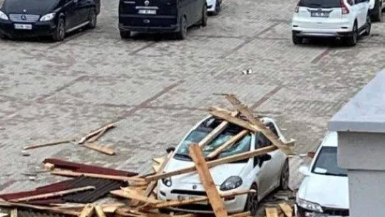 Şiddetli rüzgar Büyükçekmece ve Silivri'de de etkisini gösterdi