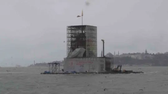 Şiddetli rüzgar sebebiyle Kız Kulesi'nin brandası düştü, kulenin iç kısmı gözüktü