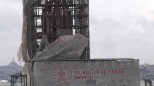 Şiddetli rüzgar sebebiyle Kız Kulesi'nin brandası düştü, kulenin iç kısmı gözüktü