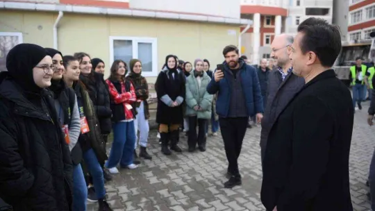 Sıfır Atık Liginin liseli yarışmacılarıyla buluşan Dr. Şadi Yazıcı: 'Dünya artık 23,5 ton daha dengeli'