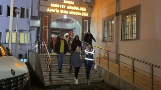 Şifreli konuşuyorlardı...Kadınlara zorla fuhuş yaptıran çete adliyeye sevk edildi