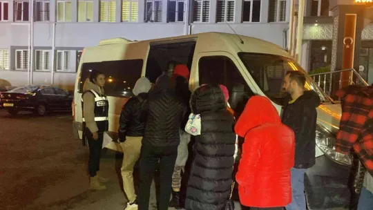 Şifreli konuşuyorlardı...Kadınlara zorla fuhuş yaptıran çete adliyeye sevk edildi