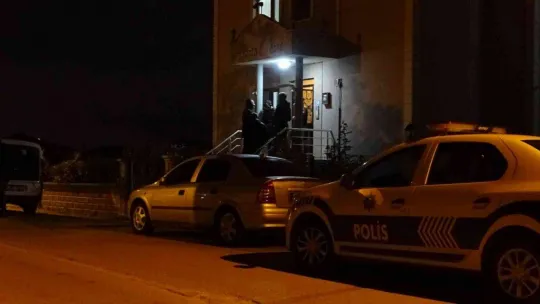 Silahla kendini eve kilitleyen şahıs 4 saatte ikna edildi