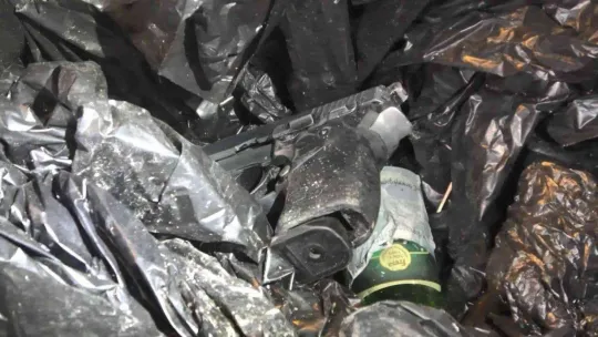 Silahla oynarken kendisini vurdu