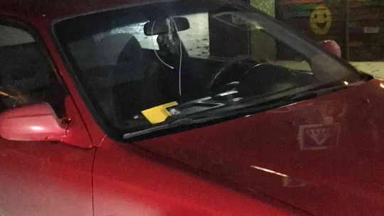 Silahlı kavgada mermi yoldan geçen aracın camına isabet etti