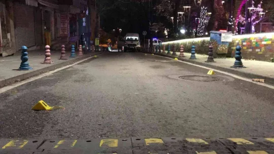 Silahlı kavgada mermi yoldan geçen aracın camına isabet etti