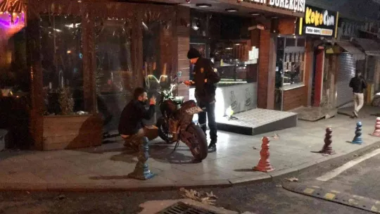 Silahlı kavgada mermi yoldan geçen aracın camına isabet etti