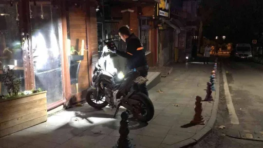 Silahlı kavgada mermi yoldan geçen aracın camına isabet etti