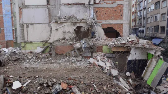 Silivri'de bir bina kentsel dönüşüm nedeniyle yıkılırken yan bina zarar gördü