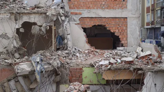 Silivri'de bir bina kentsel dönüşüm nedeniyle yıkılırken yan bina zarar gördü
