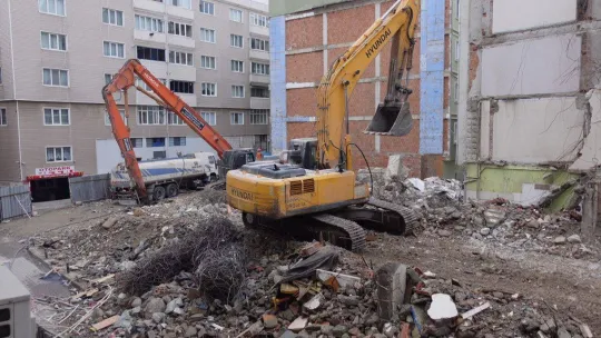 Silivri'de bir bina kentsel dönüşüm nedeniyle yıkılırken yan bina zarar gördü