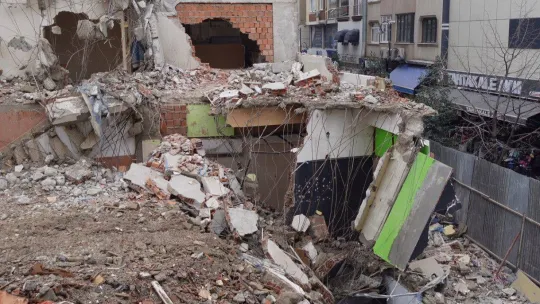 Silivri'de bir bina kentsel dönüşüm nedeniyle yıkılırken yan bina zarar gördü