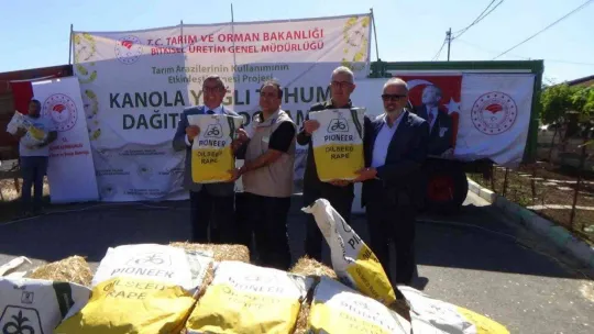 Silivri'de çiftçilere kanola tohumu dağıtıldı