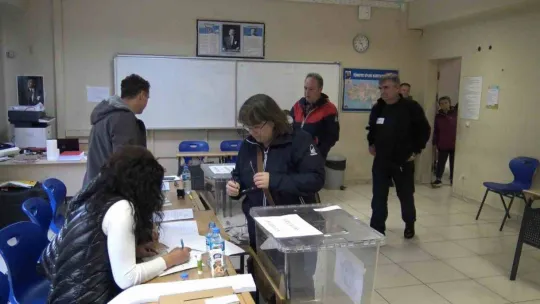 Silivri'de yaşayan çifte vatandaşlar oylarını kullanıyor