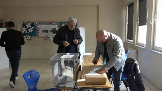 Silivri'de yaşayan çifte vatandaşlar oylarını kullanıyor