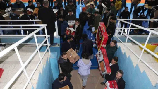 Silopi'de gönüllü öğretmenlerin desteği ile 3 tır dolusu yardım toplandı