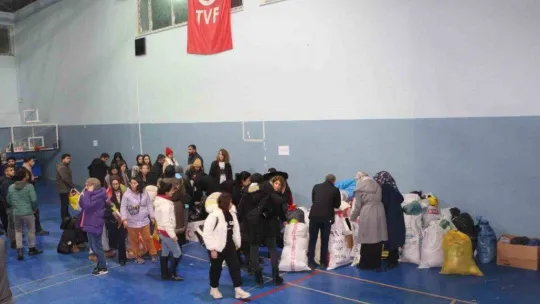 Silopi'de gönüllü öğretmenlerin desteği ile 3 tır dolusu yardım toplandı