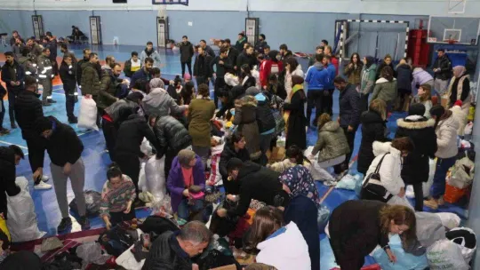 Silopi'de gönüllü öğretmenlerin desteği ile 3 tır dolusu yardım toplandı