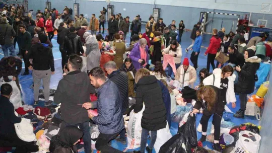 Silopi'de gönüllü öğretmenlerin desteği ile 3 tır dolusu yardım toplandı