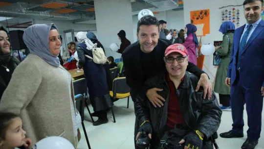 Sinan Özen Ve Baha, şarkılarını Çekmeköy'de özel çocuklar için seslendirdi