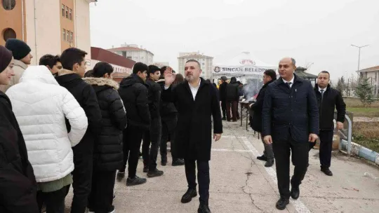 Sincan Belediyesinden öğrencilere sucuk ekmek ikramı