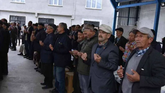 Sındırgı'da eller yağmur için semaya açıldı