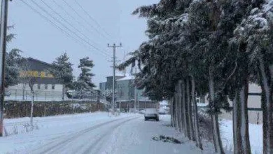 Sındırgı kar yağışı ile beyaz gelinlik giydi