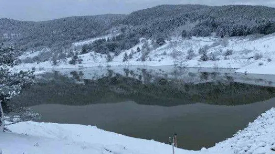 Sındırgı kar yağışı ile beyaz gelinlik giydi