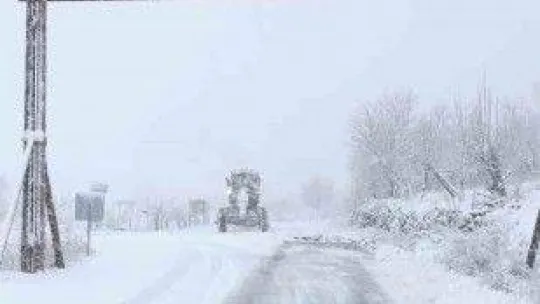 Sındırgı kar yağışı ile beyaz gelinlik giydi