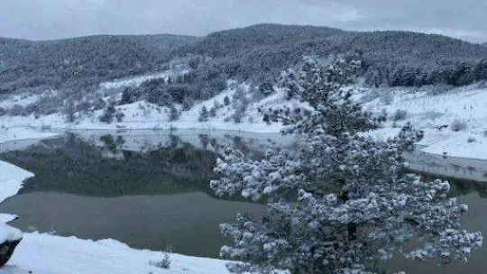 Sındırgı kar yağışı ile beyaz gelinlik giydi