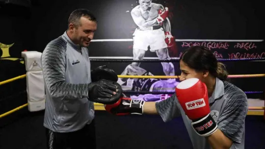 Sınıfta öğretmen ringde boksör