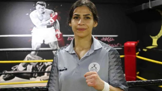 Sınıfta öğretmen ringde boksör